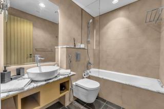 Panoramic Burj Views, Famous Infinity Pool, Balcony Mini Golf - Paramount Midtown - 6