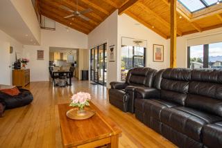 Spacious Mountain View Manor with Sauna - Wanaka - 0