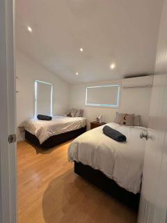 Spacious Mountain View Manor with Sauna - Wanaka - 2