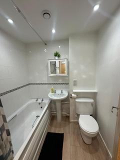 Serene Birmingham City Apartment with free parking - Sleeps 6 - Prime, Disney, Netflix - Birmingham - 6
