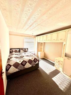 KINGSIZE BEDRROM IN SHARED HOUSe - Derby - 0