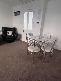 Spacious 2 bedroom flat nearby train and bus station - Aberdeen - 9
