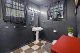 Stylish Stay with Coffee Bar Heart of SD - San Diego - 3
