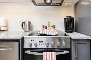 Modern 1BR King Bed Near Rideau River & DT - 9