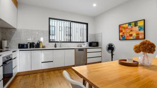 Modern Orewa Delight w Parking just Steps to Beach - Orewa - 1
