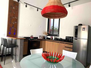 Casa linda, ótima localização, 2 vagas de garagem - 7