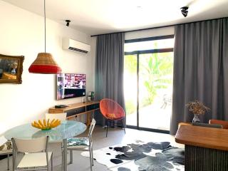 Casa linda, ótima localização, 2 vagas de garagem - 5