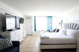 Pool Luxury Beachfront Studio Ideal 4 Long Stays - Daytona Beach - 9
