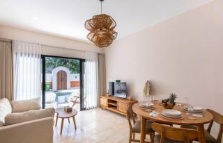 Cozy 1BR Retreat in Bali Elegant Wooden Interior - 6