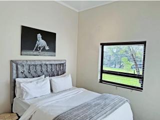 Luxury Golf Estate Living 2 Bed 2 Bath with Stunning Views - Honeydew - 8