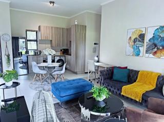Luxury Golf Estate Living 2 Bed 2 Bath with Stunning Views - Honeydew - 9