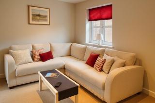 Elegant 2BD Townhouse in Thirsk: Cozy & Stylish - 4