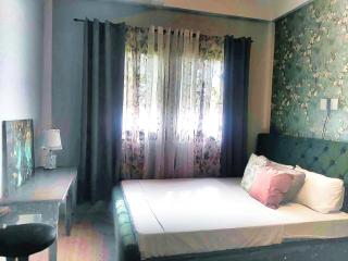 THE OASIS RESORT Whole Casa, 3BR, 2TB, Pool,Wifi, Videoke, BBQ, Balcony, Guest , Near Naga City - - 3