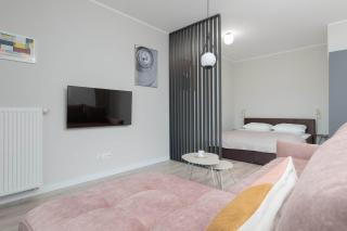 Eleganckie Studio Blisko Rzeki w Gdańsku z Balkonem by Noclegi Renters - Danzig - 1