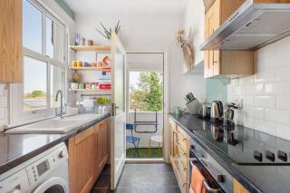 GuestReady – Stylish Duplex in South London - 9