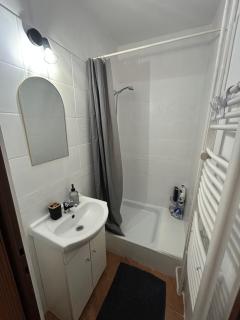 Cozy Apartment next to the train station and near the city center - Bratislava - 7