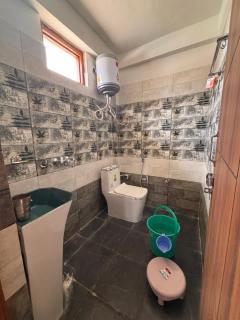 Omji - Sant Manas Bhushan Ashram Yamunotri, 200m from Helipad - 2