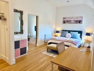 Bespoke 1 Bedroom Barn by Stansted Airport & Holiday Parking - - 8