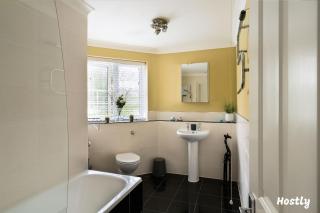 Swan Place, Comfortable & Central Home by Hostly - Reading - 5