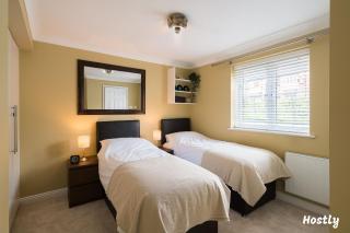 Swan Place, Comfortable & Central Home by Hostly - Reading - 1
