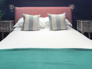 Art-Inspired Apartment in City - Barnard Castle - 4