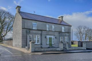 The Village House Restored 4BR 1850s Galway Cottage Near the Wild Atlantic Way - - 6