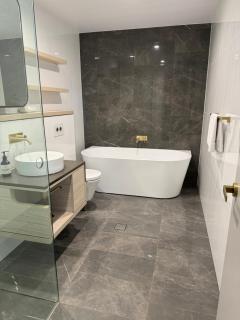 Surfers Paradise New Beachfront Apartments - 4