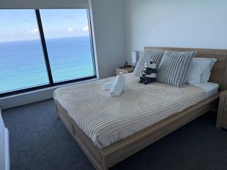 Surfers Paradise New Beachfront Apartments - Gold Coast - 3