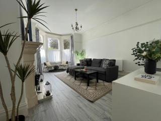 Spacious Flat! Sleeps 7, Pet Friendly and Parking - 0