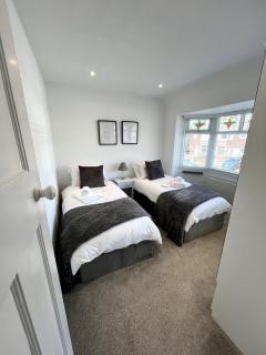 Spacious, cosy & stylish 3 Bed Home in Salford, near Trafford Park - Free Parking - 4