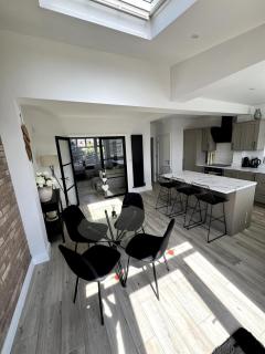 Spacious, cosy & stylish 3 Bed Home in Salford, near Trafford Park - Free Parking - 2