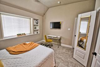 Waxahachie king bed 2PPL 10 min 2 DWNT & Medical Professionally Managed By Stay Albatross Furnished Rentals - Waxahachie - 3