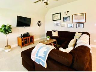 Waxahachie king bed 2PPL 10 min 2 DWNT & Medical Professionally Managed By Stay Albatross Furnished Rentals - Waxahachie - 1