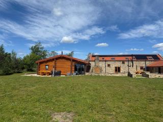 Luxury Log Cabin with Hot Tub & Scenic Views In Oakenshaw - Oakenshaw - 3