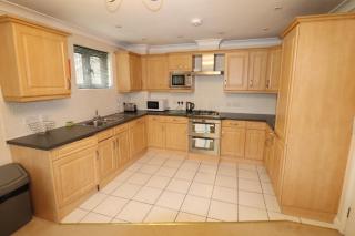 Comfortable 2 Bedroom Apartment in Bracknell - Bracknell - 7