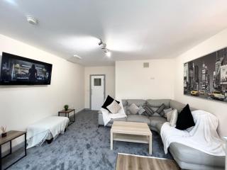 Spacious 3 BR Flat in Derby with Wi-Fi & Easy Transport - Derby - 9