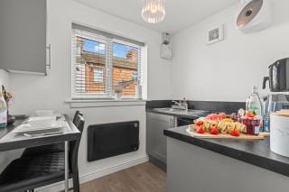 La Maisón, City Centre House, EV Parking, Fast WiFi, Netflix Private Entrance, Garden - 5