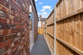 City Centre House, EV Parking, Fast WiFi, Netflix, Perfect for Work Stays & Couples, Private Entrance, Garden - 1