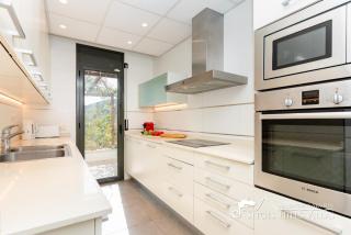 Cool and Stylish Villa Avanti with Private Pool, Beautiful Views and Air Conditioniing - 1