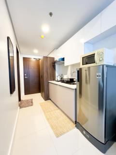 Skyline Boho Studio at 38 Park Avenue - 5 minutes walk to Ayala Central Bloc, with Infinity Pool, Fast Wi-Fi, & City Views inside Cebu IT Park - Cebu - 3