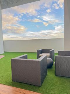 Skyline Boho Studio at 38 Park Avenue - 5 minutes walk to Ayala Central Bloc, with Infinity Pool, Fast Wi-Fi, & City Views inside Cebu IT Park - Cebu - 2