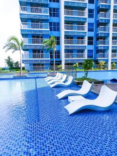 Luxurious 2BR near Solaire, Okada, Airport - Manila - 3