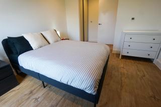 Stylish 1BR Flat with Gym & Workspace near Tube - 4