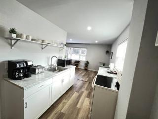 Stylish 1b1b Unit With Kitchen And Pool - 3