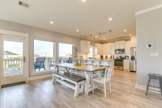 1 Block to Shore: Crystal Beach Gem, Deck & Views - 5