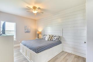 1 Block to Shore: Crystal Beach Gem, Deck & Views - 1