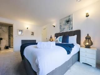 Modern 2Bedrooms with En Suites & Private Parking - 4