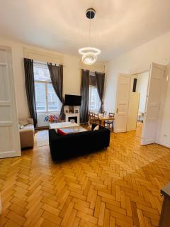 Modern 3BR in City Centre, 3 min from Oktogon - Budapest - 3