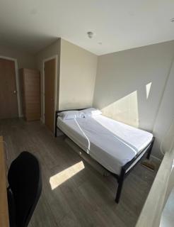 Top-Floor Escape with City Views - Bradford - 2