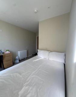 Top-Floor Escape with City Views - Bradford - 1